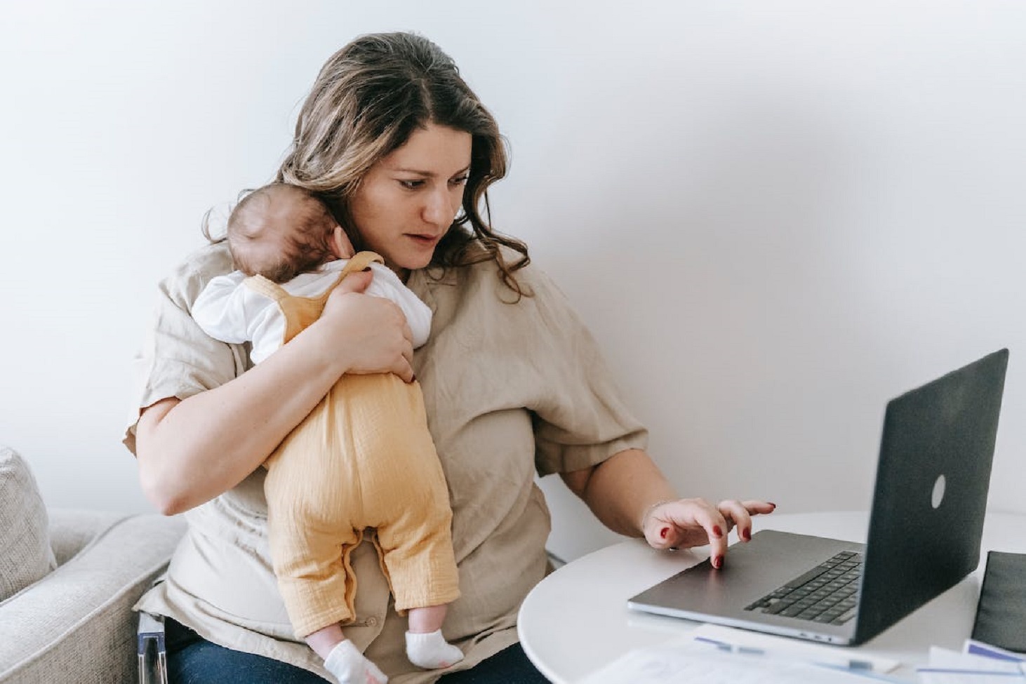 مشروع مربح من المنزل للأمهات العاملات: استغلي وقتك بشكل إيجابي